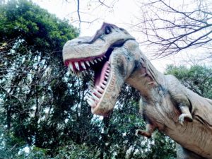伊豆アニマルキングダムの「恐竜の棲む森」は一眼レフカメラを持っていけばよかったと後悔しました。