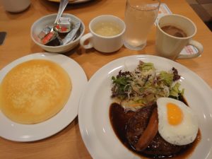 遠出をするときは通勤渋滞回避のため早朝に出発してガストのモーニングで時間を潰します。　