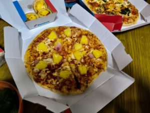 ピザが食べたくなったら、ドミノピザを頼みます。