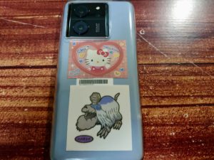 現在の、スマホカバーは「ポケモン」と「キティちゃん」になってます。