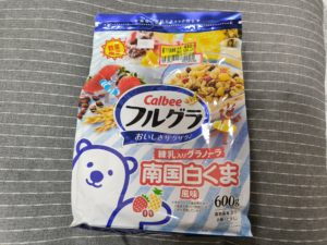 値引きで買ってきた「フルグラ」の「白くま」でございます。【カルビー】